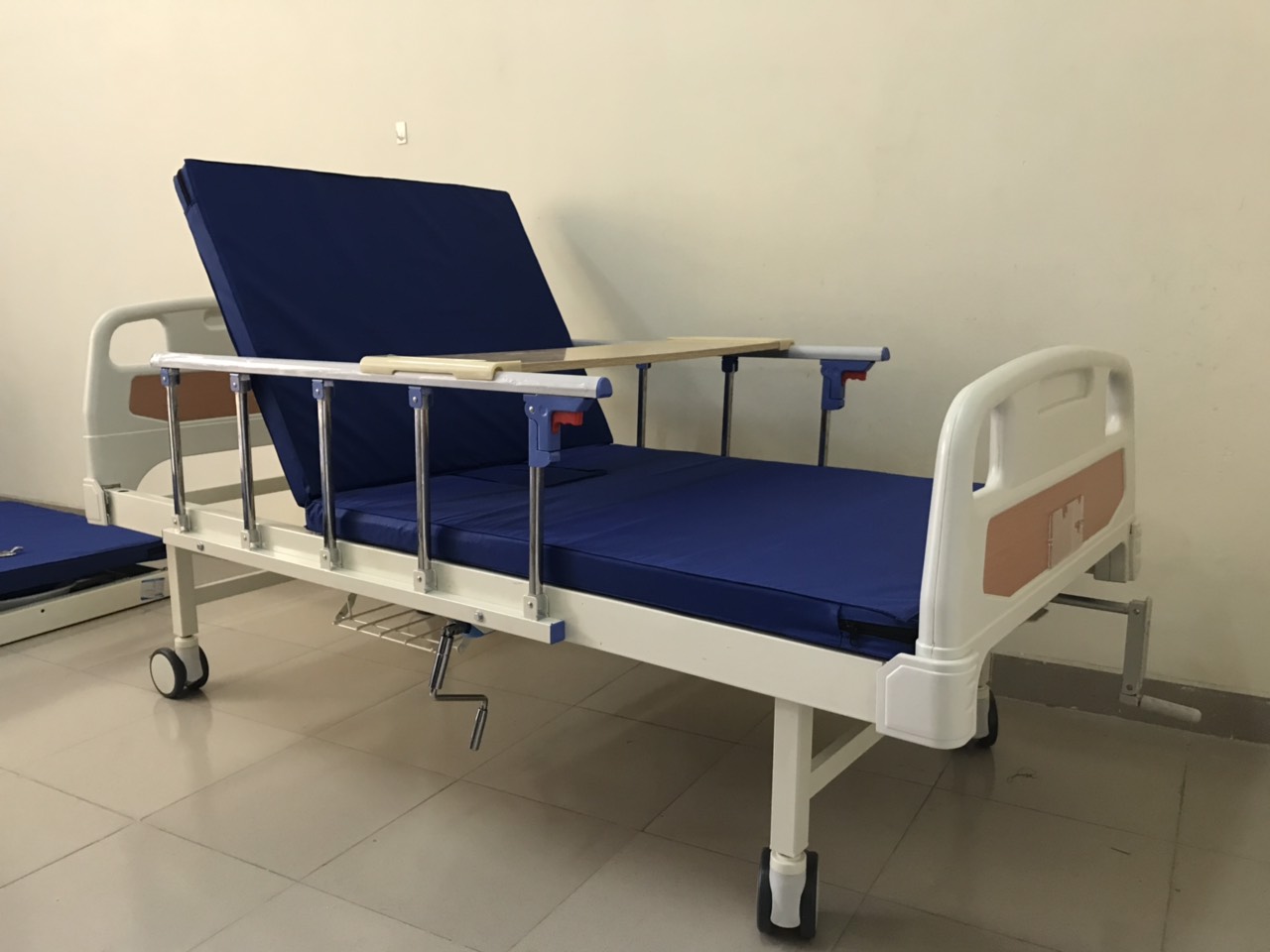 Giường Bệnh Nhân 1 Tay Quay Có Bô Vệ Sinh NAKITO A01S-V (Sao chép) - Ảnh 4